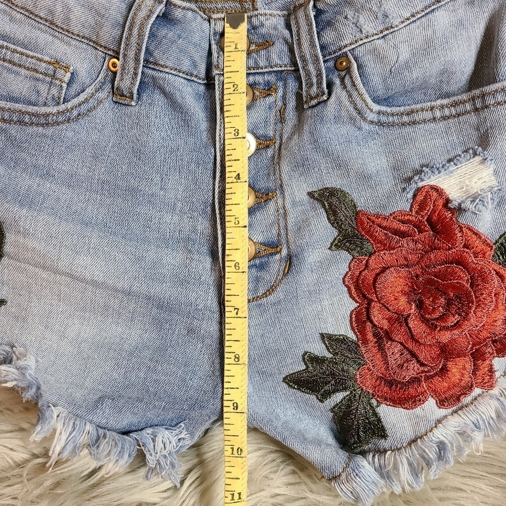 NOBO Cutoff Blue Denim Shorts Embroidered Rose Patch Button Fly 5 Junior Boho - Picture 8 of 9